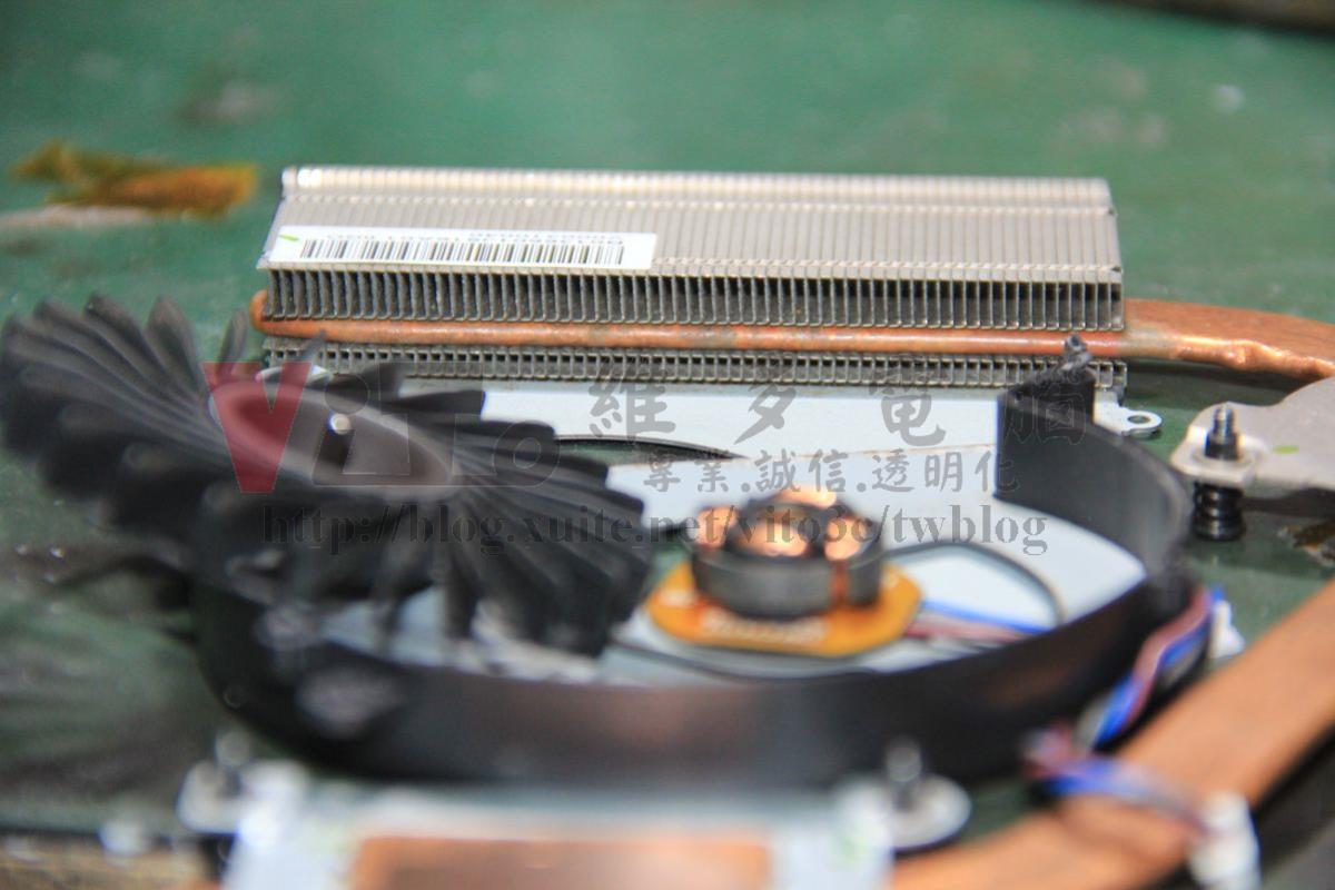 TOSHIBA L50-A 散熱清潔 TOSHIBA L50-A 拆開散熱器與風扇,清理完散熱器鰭片與風扇的樣子