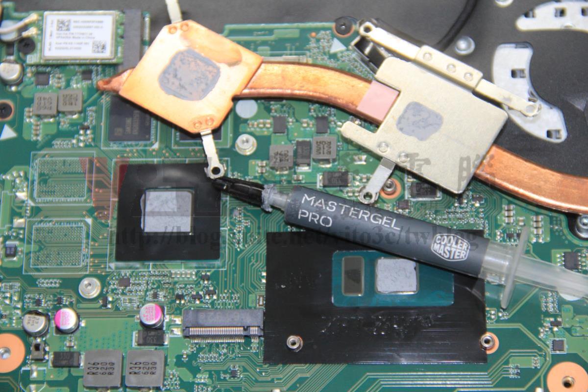 ACER E5-575G 散熱膏更換2 ACER E5-575G 均勻塗抹散熱膏,並壓印檢查是否均勻