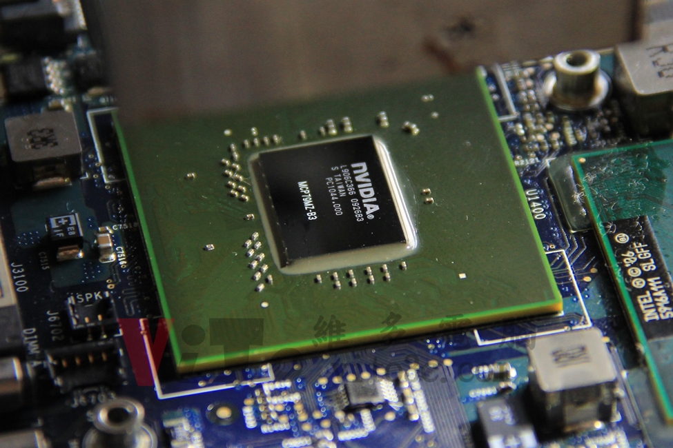 NVIDIA 顯示卡瑕疵?新製程顯示卡對比,DIE 標示的數字說明 NVIDIA MCP79 白色封裝膠的製程
