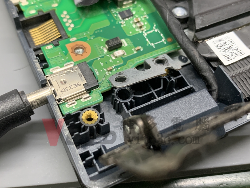 爆殼危機!筆電轉軸為何會斷裂?解析6大關鍵 ASUS X571G 轉軸固定點偷工減料(位於下半部左邊中心點,轉軸固定有設計埋入)