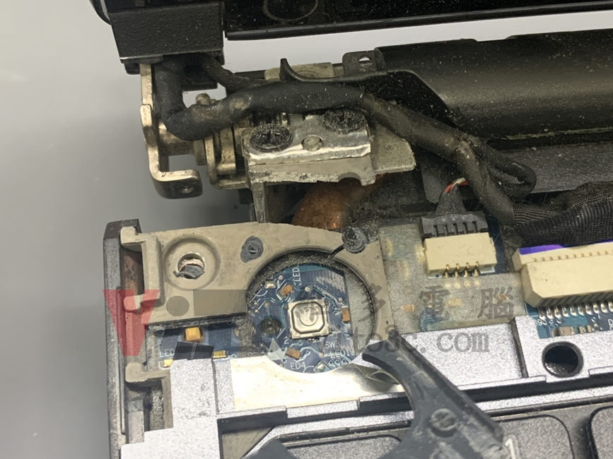 筆電黑屏、反覆開機、突然斷電?一顆大電容引發的通病解析與解法! ACER 4736Z 螢幕左下角轉軸斷裂