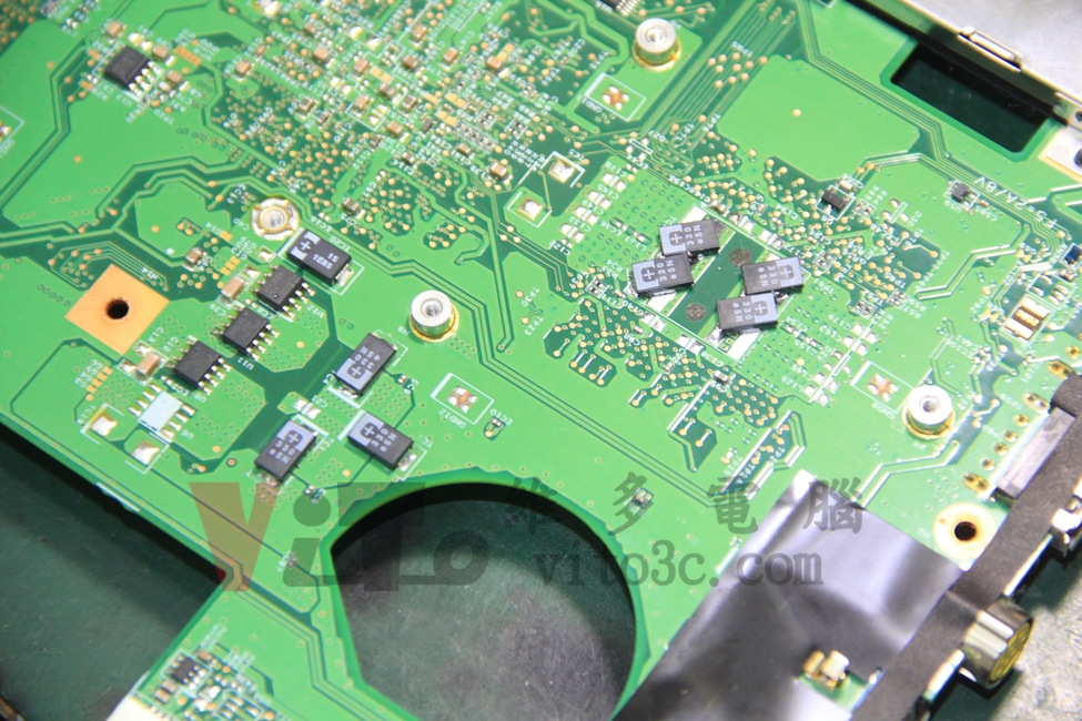 ACER 2920Z 當機、突然斷電關機,主機板維修實例|台中、彰化專業維修 Acer 2920Z NEC大電容拆除後,在有限空間焊接4個固態電容,在周邊焊上3個固態電容,共7個固態電容