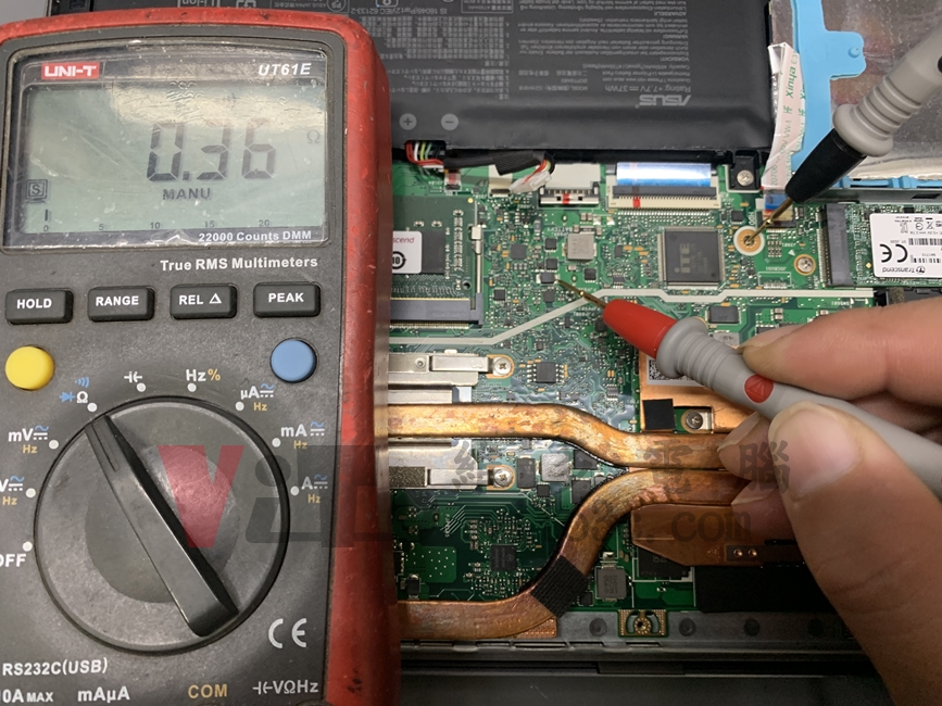 ASUS X412F 不過電、無法開機?主機板與電池維修實例|台中、彰化筆電維修 ASUS X412F 以三用電表測量主機板發現短路問題,電表顯示對地阻抗為0.36歐姆