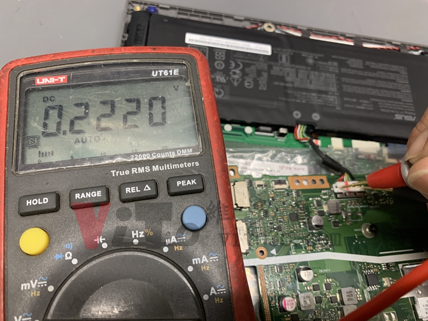 ASUS X412F 不過電、無法開機?主機板與電池維修實例|台中、彰化筆電維修 ASUS X412F 電池以另一張主機板測試發現電池故障,三用電表顯示0.2220V