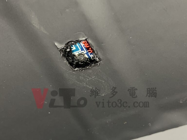 ASUS X412F 不過電、無法開機?主機板與電池維修實例|台中、彰化筆電維修 ASUS X412F 挖開電池外殼內部保護板與電池相接位置