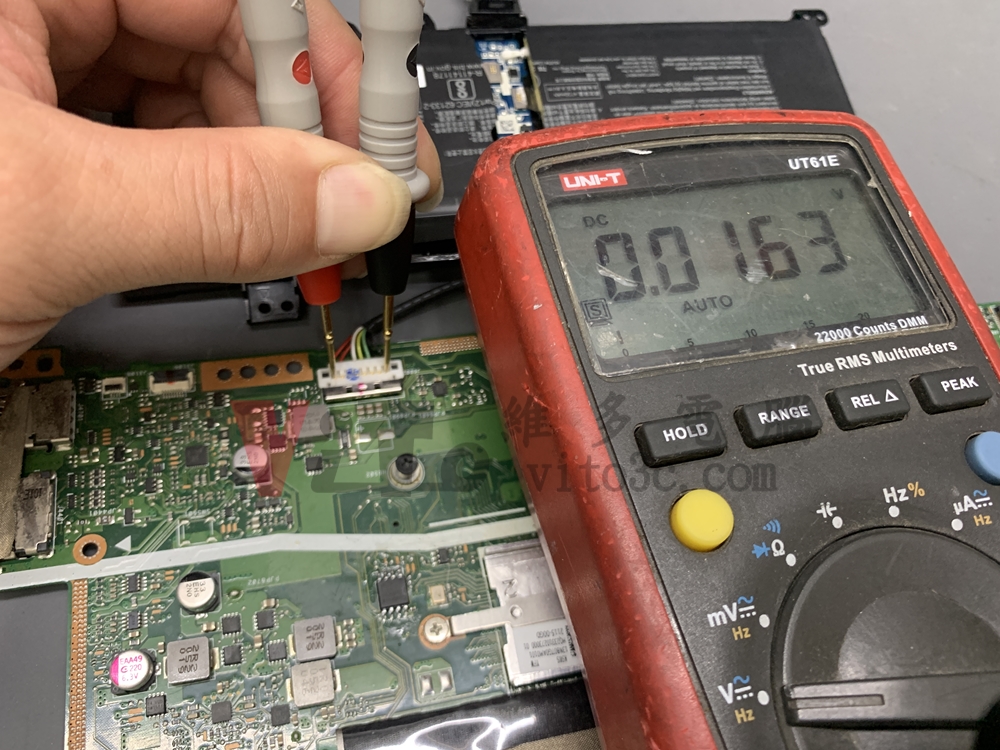 筆電電池故障?該換新還是能救援? 解剖筆電電池實驗,電池與主機板連接並斷開外接電力,以三用電表測試電池顯示0.0163V