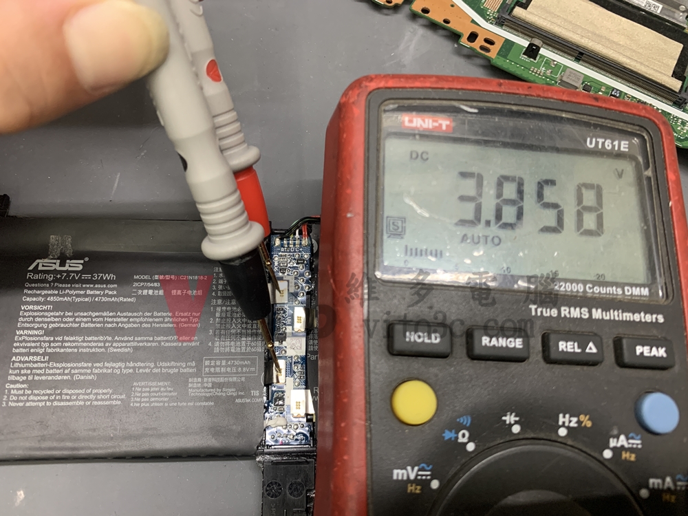 筆電電池故障?該換新還是能救援? 解剖筆電電池實驗,電池內部的左側電芯,以三用電表測試電池顯示3.858V