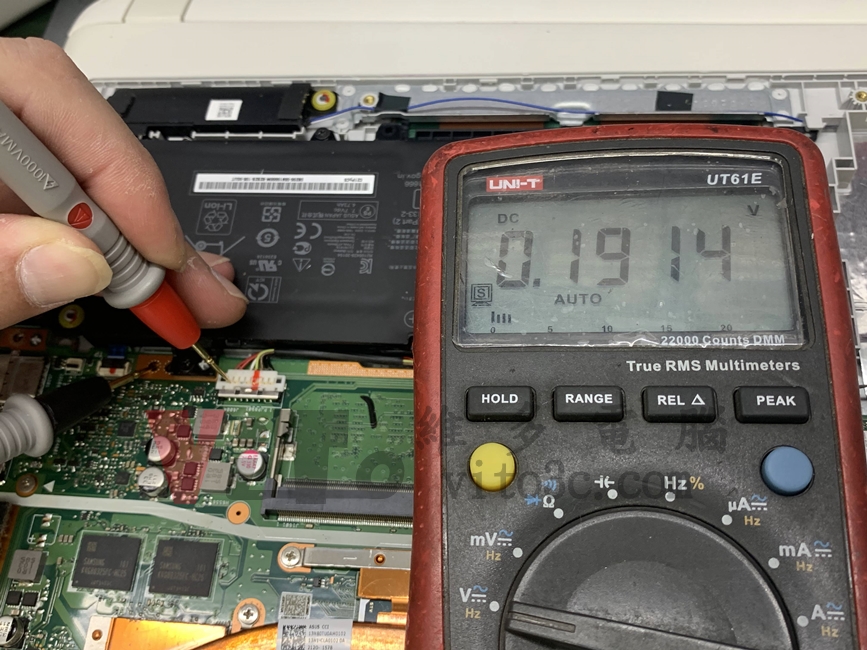 筆電電池故障?該換新還是能救援? ASUS X515E 筆電電池故障,以三用電表測試電壓顯示0.1914V