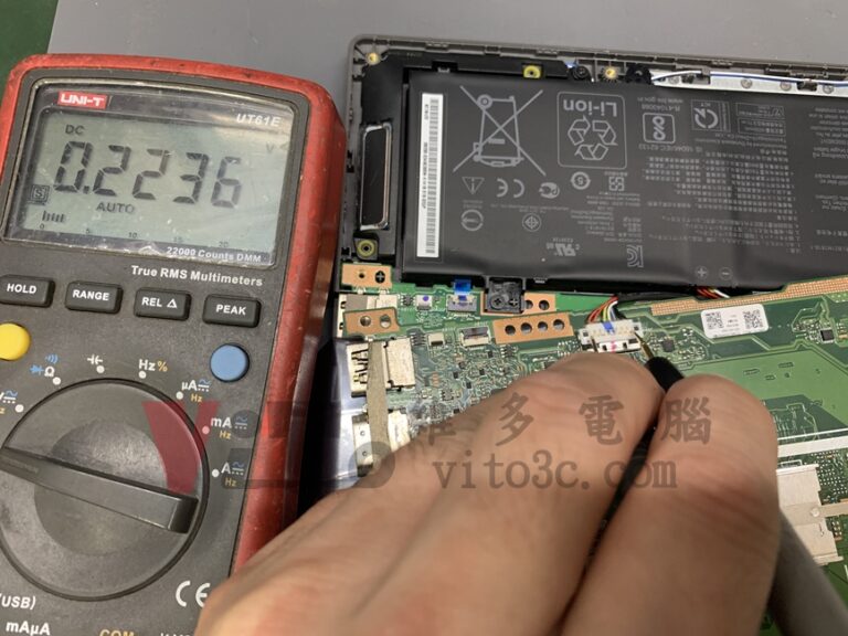 ASUS X409F 電池以另一張主機板測試發現電池故障，三用電表顯示0.2236V