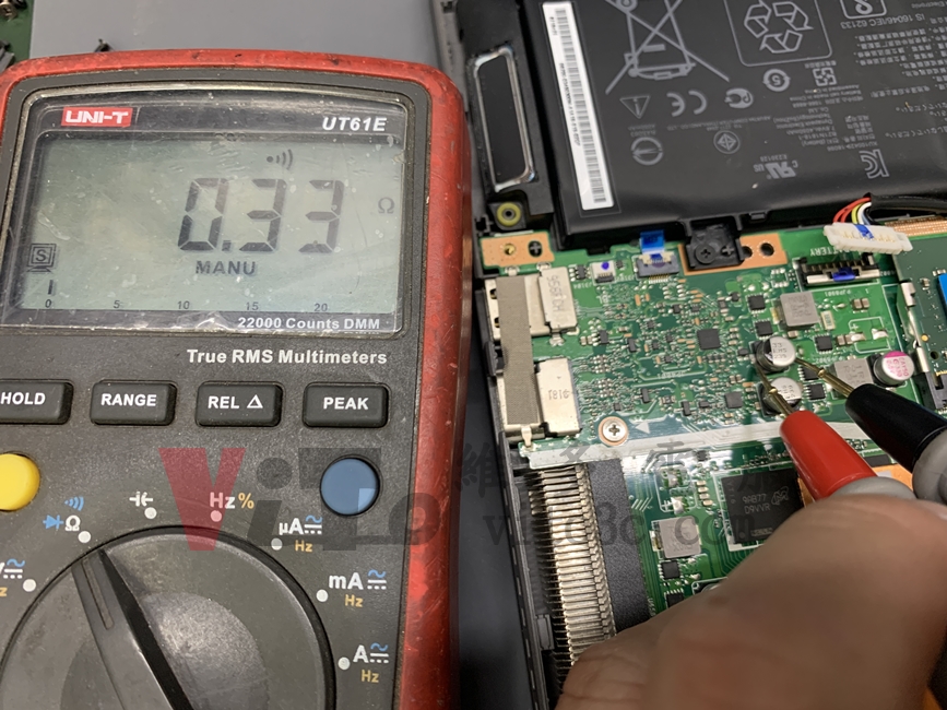 ASUS X409F 不過電、無法開機?主機板維修實例|台中、彰化筆電維修 ASUS X409F 以三用電表測量主機板發現短路問題,電表顯示對地阻抗為0.33歐姆