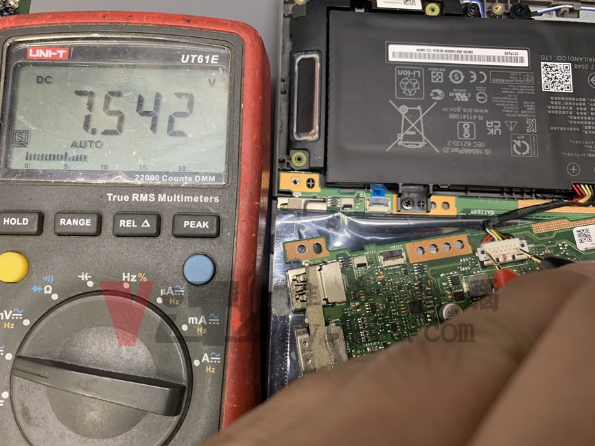 ASUS X415E 不過電、無法開機?主機板故障維修實例|台中、彰化筆電維修 ASUS X415E 電池以另一張主機板測試發現電池電壓正常,三用電表顯示7.542V