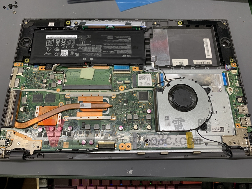 ASUS X515E 開機幾秒就斷電關機?被別家退件後,完美修復實例|台中、彰化筆電維修 ASUS X515E 拆開後的內部結構