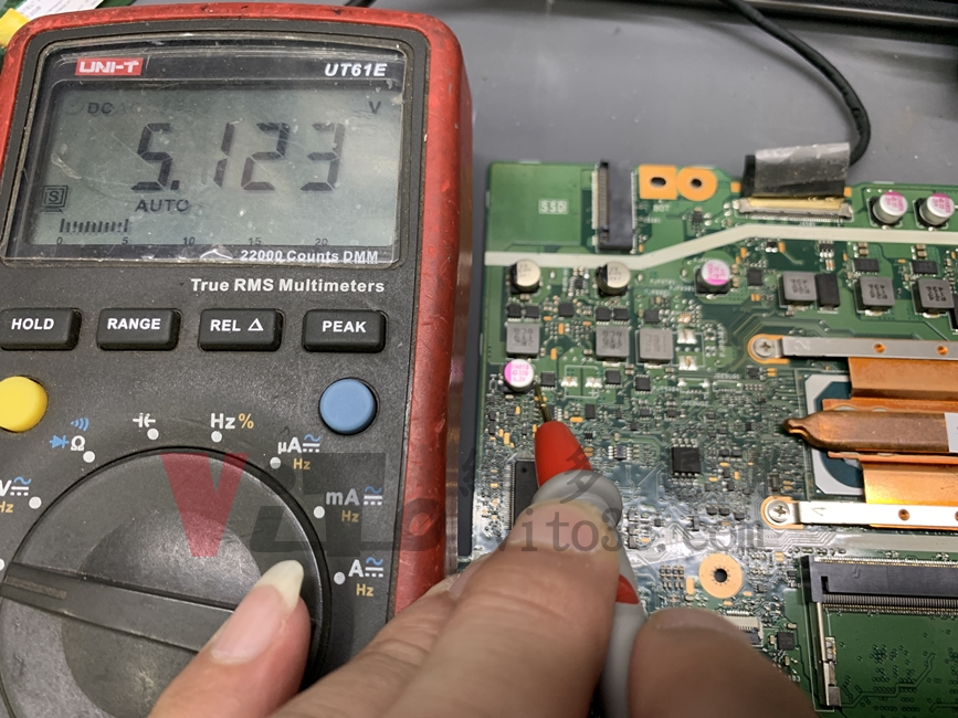 ASUS X515E 開機幾秒就斷電關機?被別家退件後,完美修復實例|台中、彰化筆電維修 ASUS X515E 以三用電表測量5V待機供電,電表顯示5.123V,表示正常