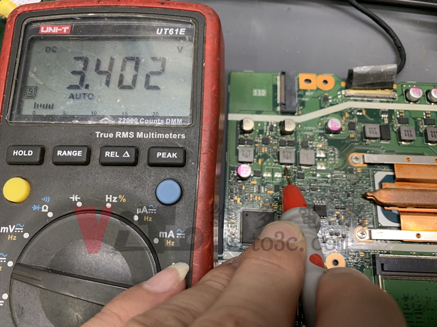 ASUS X515E 開機幾秒就斷電關機?被別家退件後,完美修復實例|台中、彰化筆電維修 ASUS X515E 以三用電表測量3.3V待機供電,電表顯示3.402V,表示正常