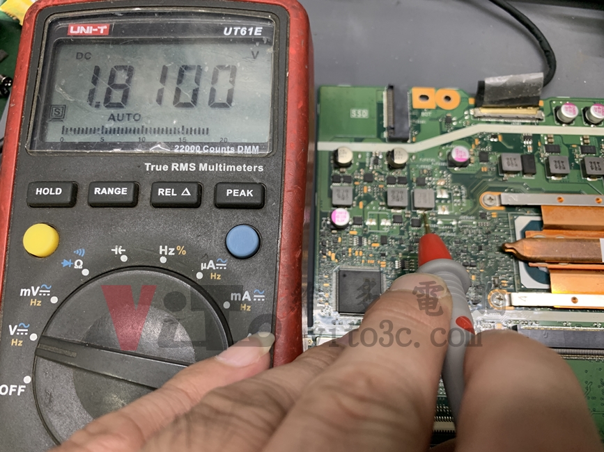 ASUS X515E 開機幾秒就斷電關機?被別家退件後,完美修復實例|台中、彰化筆電維修 ASUS X515E 以三用電表測量PCH供電,電表顯示1.8100V,表示正常