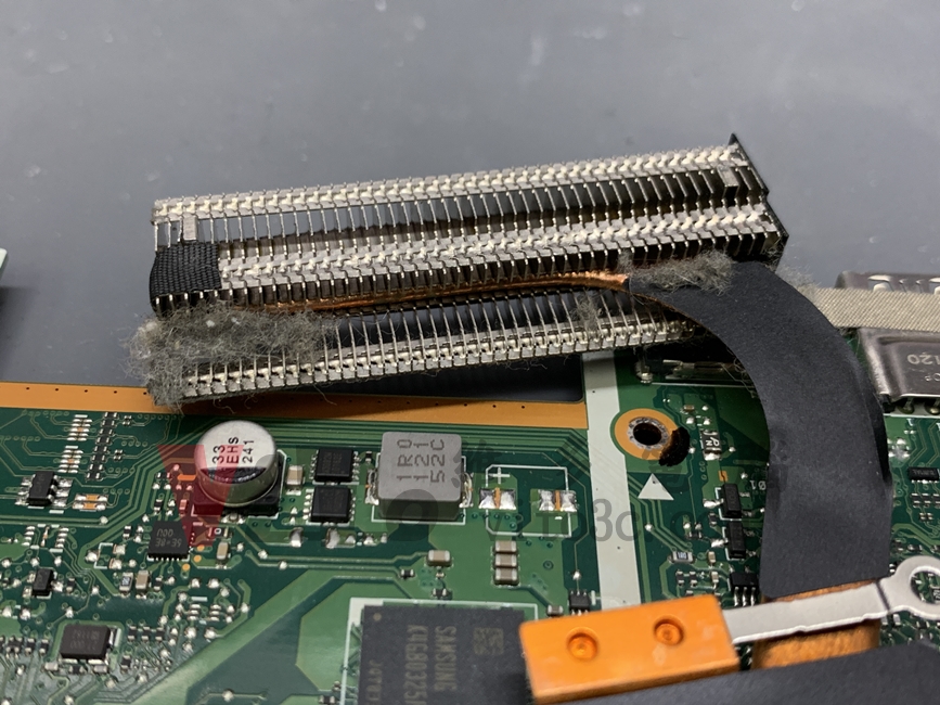 ASUS X515E 開機幾秒就斷電關機?被別家退件後,完美修復實例|台中、彰化筆電維修 ASUS X515E 散熱器出風口鰭片灰塵清理