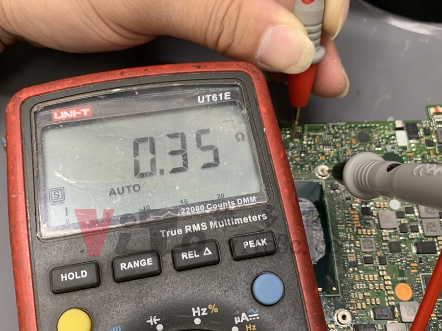 ASUS S406U 不過電、無法開機?主機板維修實例|台中、彰化筆電維修 ASUS S406U 以三用電表測量主機板發現短路問題,電表顯示對地阻抗為0.35歐姆