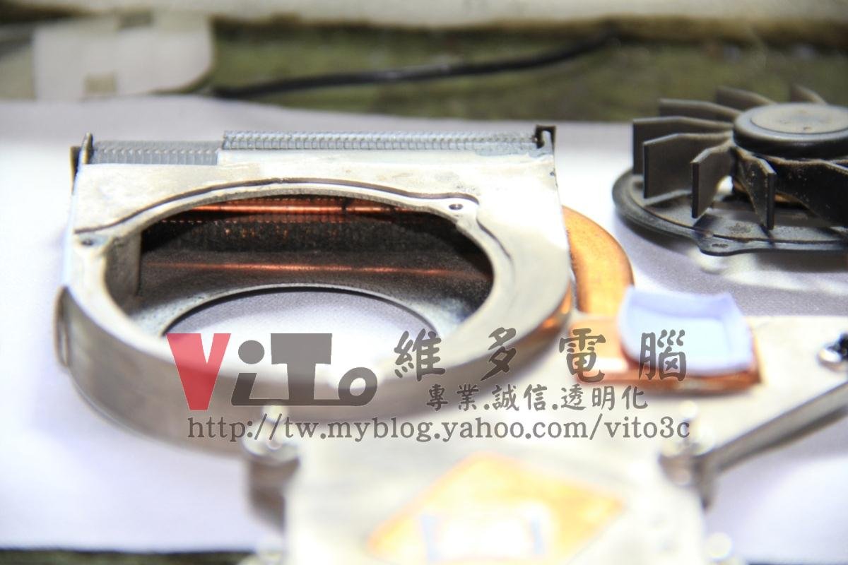 HP dv2700 無法開機、開機黑屏?顯示卡維修實例|台中、彰化筆電專業維修 HP dv2758TX 散熱器出風口鰭片內灰塵堆積,清潔前的筆電散熱風扇與散熱器