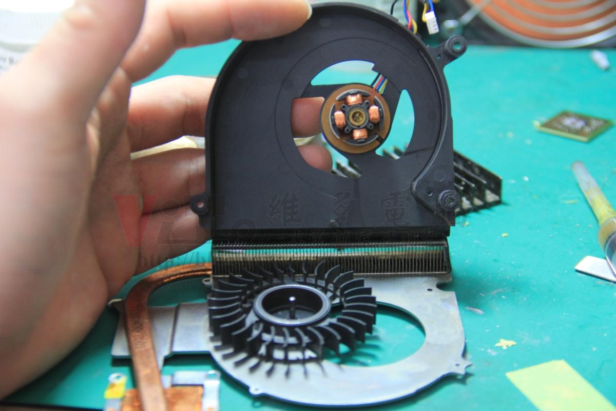 老筆電過熱根源?揭開導熱貼片時代的散熱問題 筆電散熱風扇吹往出風口鰭片達到降溫效果