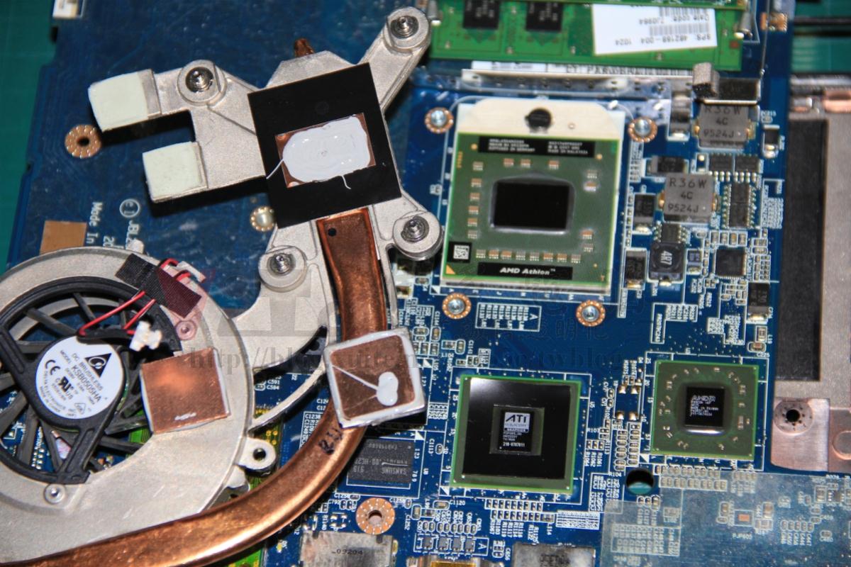 老筆電過熱根源?揭開導熱貼片時代的散熱問題 Compaq CQ40 散熱器CPU與GPU共用導管,AMD北橋晶片導熱到風扇金屬框架