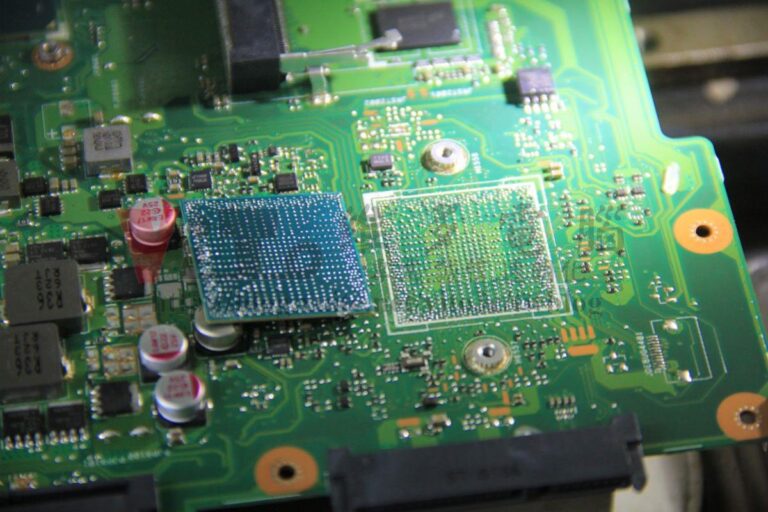 ASUS X550V 解焊後檢查主機板是否掉點、起泡、等異常，圖中為主機板及晶片底部都有殘留的錫球與焊錫