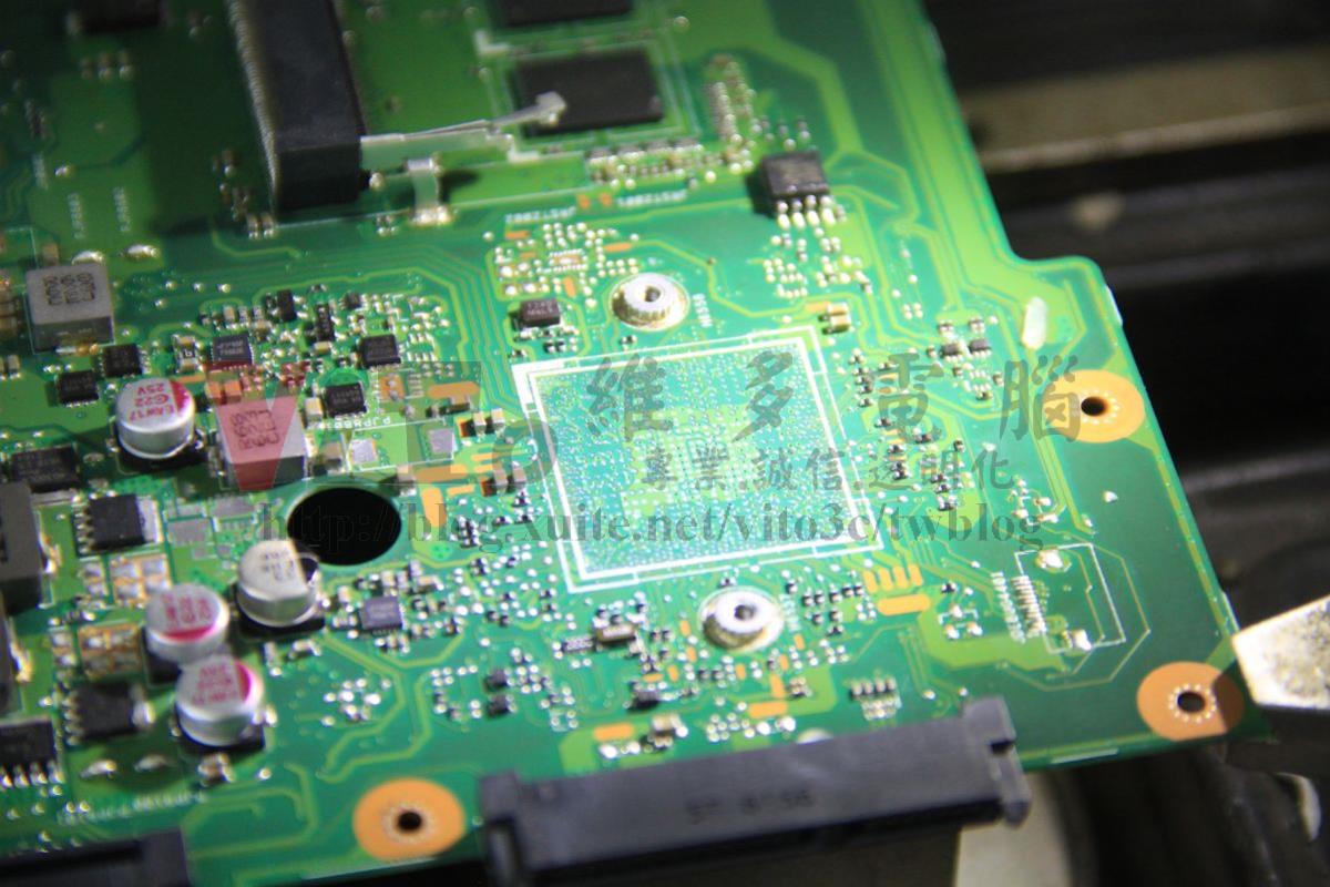ASUS X550V 不能開機?無電源反應、HM170 南橋故障維修實例|台中、彰化筆電專業維修 ASUS X550V 將主機板上殘留的焊錫清除,晶片才能放置平整與塗抹助焊劑