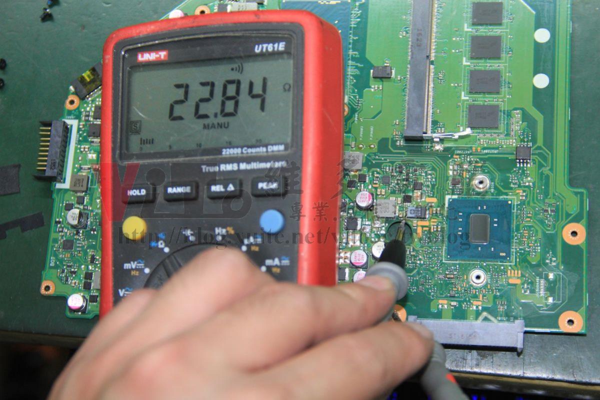 ASUS X550V 不能開機?無電源反應、HM170 南橋故障維修實例|台中、彰化筆電專業維修 ASUS X550V 測試1.05V供電組值是否恢復正常,以三用電表測得22.84歐姆