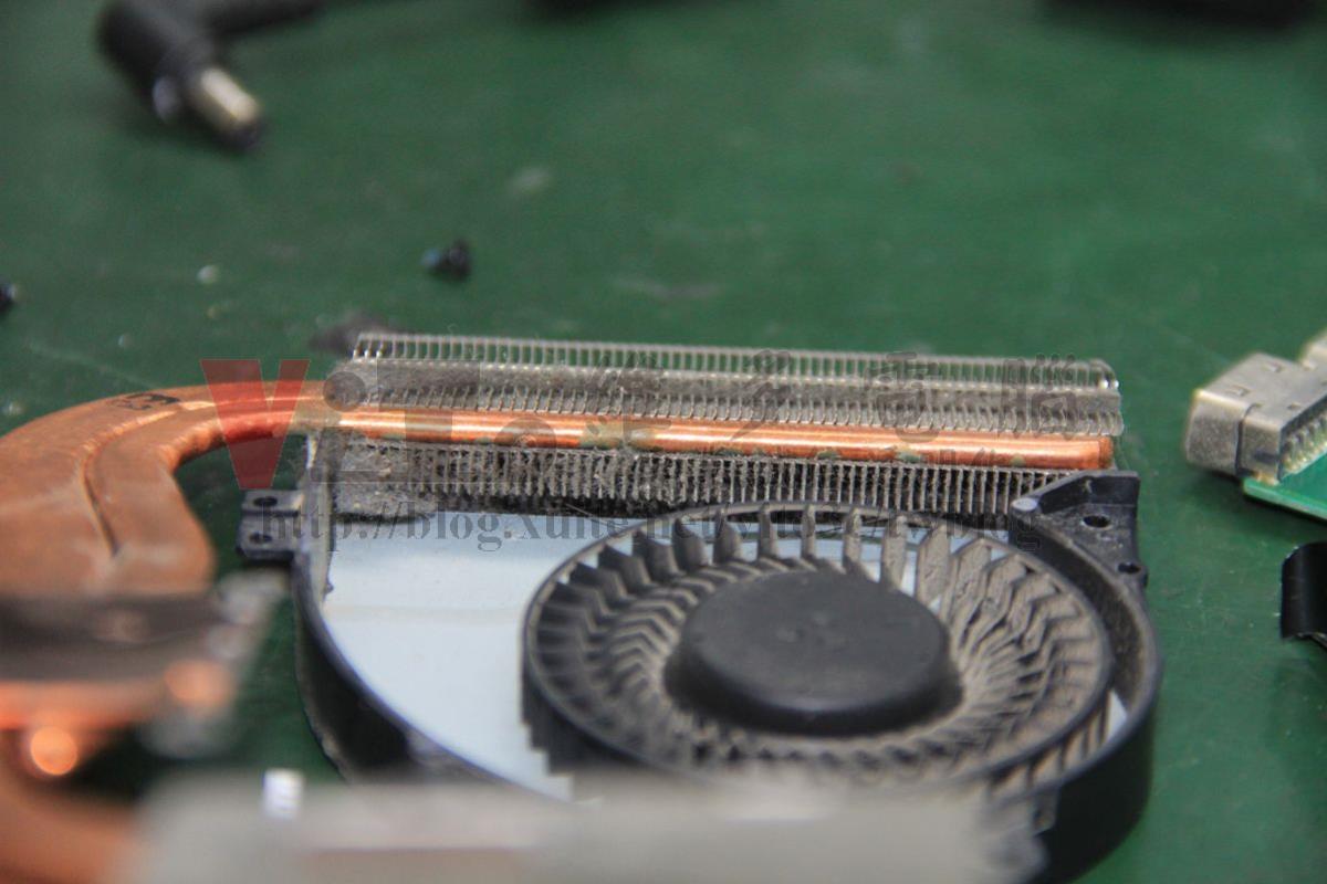 ASUS X550V 不能開機?無電源反應、HM170 南橋故障維修實例|台中、彰化筆電專業維修 ASUS X550V 出風口鰭片堆積不少灰塵