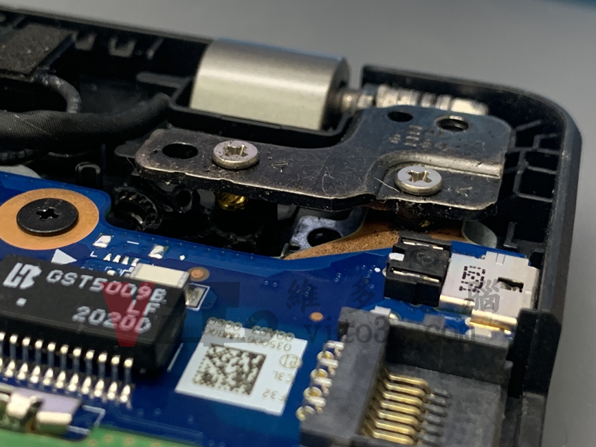 ACER TMP215-52 底部外殼分離災情、螢幕轉軸斷裂通病維修實例|台中、彰化筆電專業維修 ACER TMP215-52 轉軸固定點斷裂導致外殼撬開分離