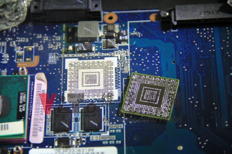 ASUS W7S 畫面線條破圖、顯示卡過熱故障、一直重開機維修實例|台中、彰化筆電專業維修 ASUS W7S BGA 拆除顯卡晶片後的樣貌,主機板與晶片底部錫球殘留痕跡