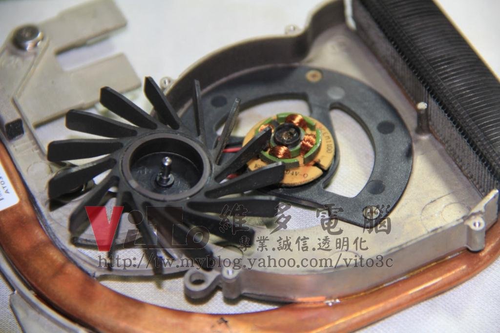 康柏 COMPAQ CQ40-304AX 開機白燈同時閃爍、偵測不到記憶體維修實例|台中、彰化筆電專業維修 Compaq CQ40-304AX 拆開風扇與散熱器,詳細清潔鰭片出風口堆積的灰塵,並在風扇軸心注入潤滑油脂