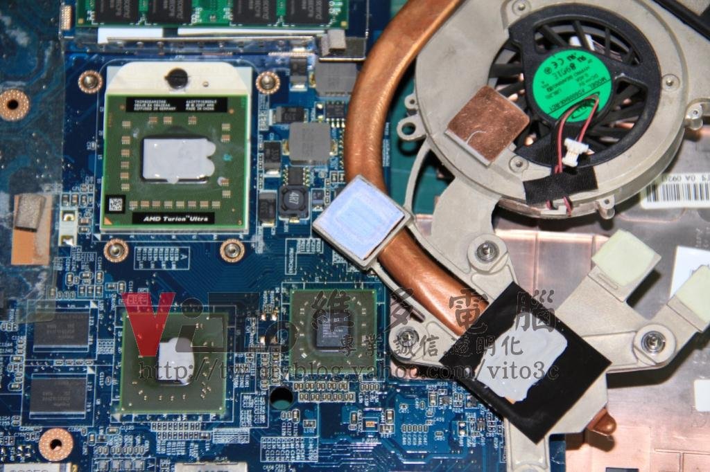 康柏 COMPAQ CQ40-304AX 開機白燈同時閃爍、偵測不到記憶體維修實例|台中、彰化筆電專業維修 Compaq CQ40-304AX 北橋晶片除掉原廠矽質導熱墊片後,改裝訂製銅片來增加導熱係數