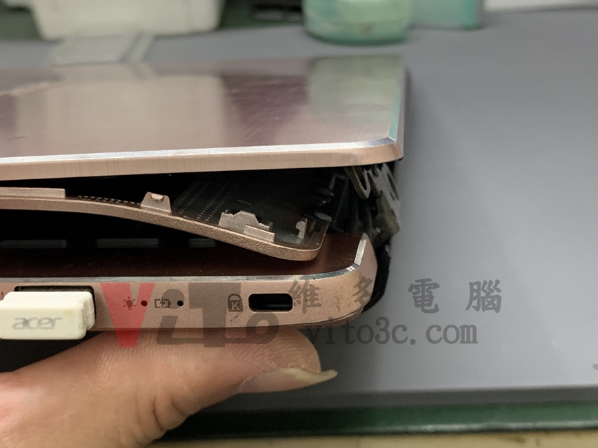 ACER SF314 從側面特寫轉軸右方固定點斷裂導致外殼撬開分離