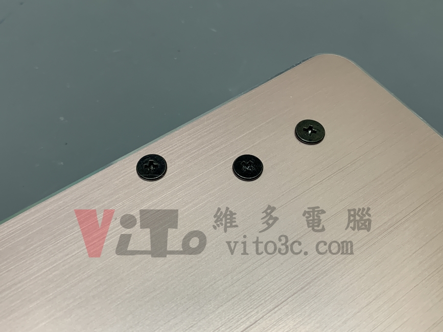 ACER SF314 以特殊料件與結構加固修復轉軸固定點，來解決通病災情（螢幕右邊）