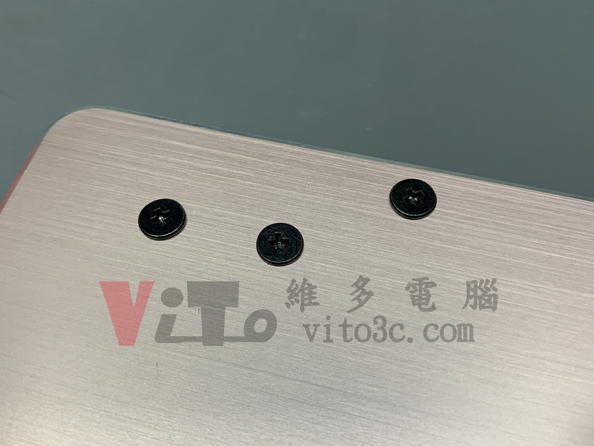 ACER SF314 以特殊料件與結構加固修復轉軸固定點，來解決通病災情（螢幕左邊）