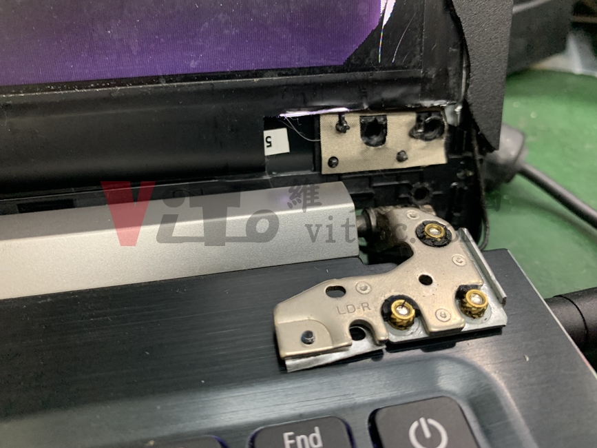 ACER AN515 螢幕轉軸斷裂導致無法翻開筆電維修實例|台中、彰化筆電維修 ACER T6000 螢幕轉軸右下方斷裂,導致外殼分離及螢幕破裂