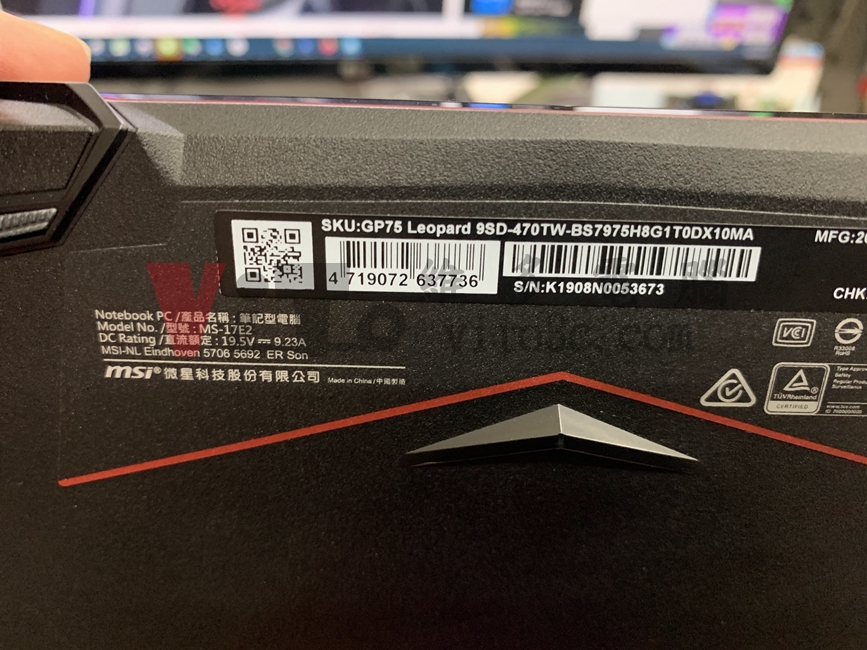 MSI GP75 螢幕翻不開、轉軸斷裂導致外殼分離維修實例|台中、彰化筆電維修 MSI GP75(MS-17E2)底部標籤型號與序號