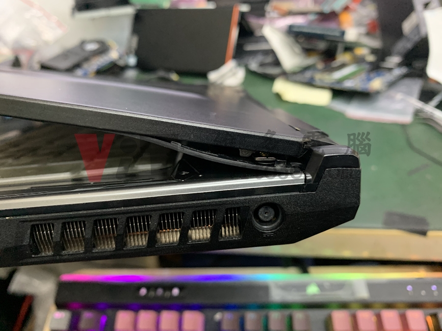 MSI GP75 螢幕翻不開、轉軸斷裂導致外殼分離維修實例|台中、彰化筆電維修 MSI GP75 轉軸右方固定點斷裂導致外殼撬開分離