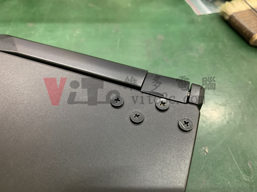MSI GP75 螢幕翻不開、轉軸斷裂導致外殼分離維修實例|台中、彰化筆電維修 MSI GP75 以特殊料件與結構加固修復轉軸固定點,來解決通病災情(螢幕右邊)