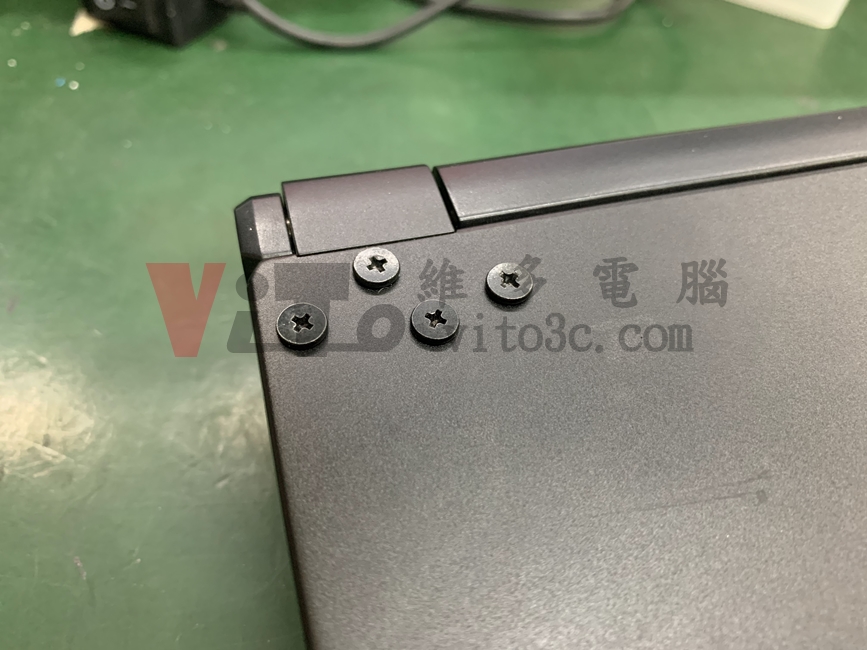 MSI GP75 螢幕翻不開、轉軸斷裂導致外殼分離維修實例|台中、彰化筆電維修 MSI GP75 以特殊料件與結構加固修復轉軸固定點,來解決通病災情(螢幕左邊)
