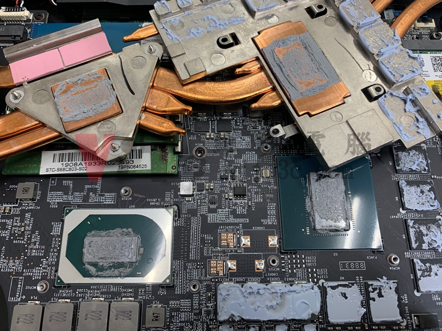 MSI GP75 螢幕翻不開、轉軸斷裂導致外殼分離維修實例|台中、彰化筆電維修 MSI GP75 拆開散熱器檢查散熱膏已完全乾掉