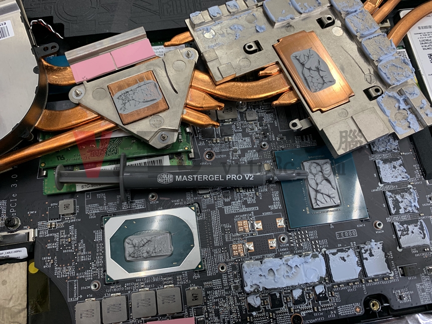 MSI GP75 螢幕翻不開、轉軸斷裂導致外殼分離維修實例|台中、彰化筆電維修 MSI GP75 更換全新散熱膏,並壓印是否塗抹均勻
