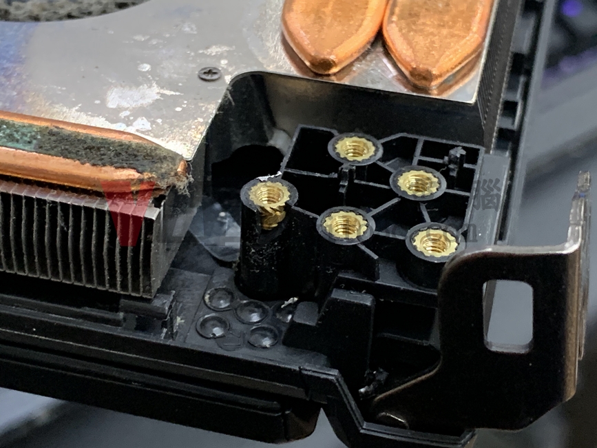 MSI GP75 螢幕翻不開、轉軸斷裂導致外殼分離維修實例|台中、彰化筆電維修 MSI GP75 下半部轉軸固定點右方有裂痕