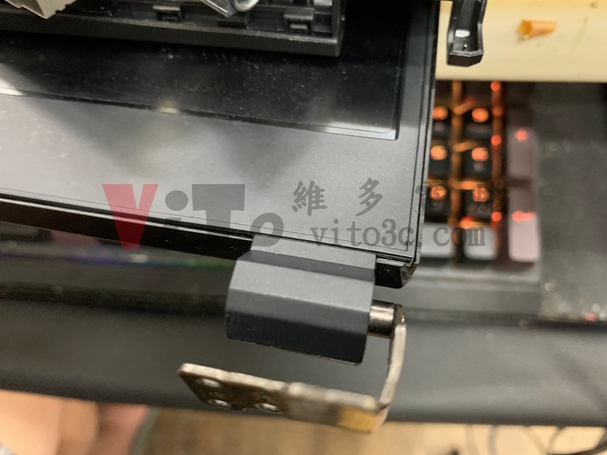 MSI GP75 螢幕翻不開、轉軸斷裂導致外殼分離維修實例|台中、彰化筆電維修 MSI GP75 螢幕右下角轉軸處看不出來有維修過的痕跡