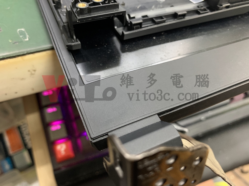 MSI GP75 螢幕翻不開、轉軸斷裂導致外殼分離維修實例|台中、彰化筆電維修 MSI GP75 螢幕左下角轉軸處看不出來有維修過的痕跡