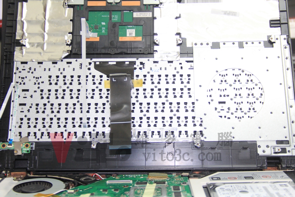 ASUS X550J 突然黑屏關機且有燒焦味,主機板供電燒毀維修實例|台中、彰化筆電維修 ASUS X550J 客人DIY更換鍵盤,忘了將絕緣隔離膜貼回