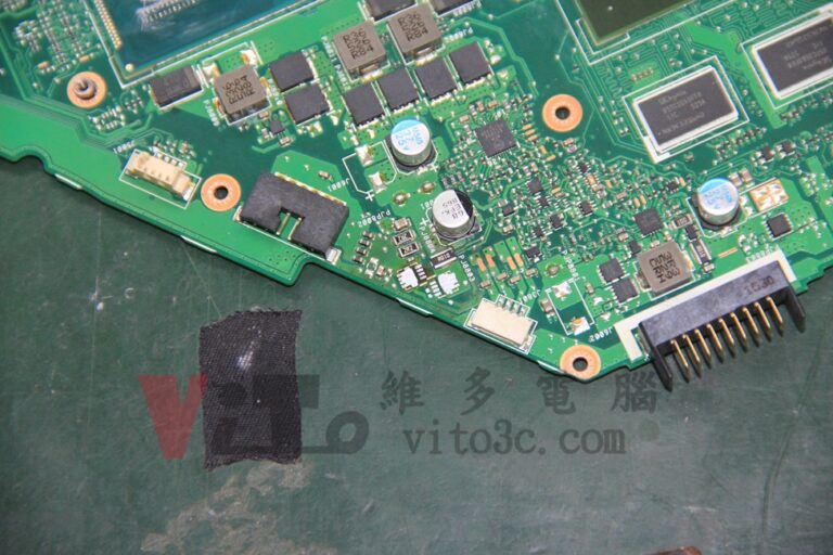 ASUS X550J 將主機板燒毀的零件拆除