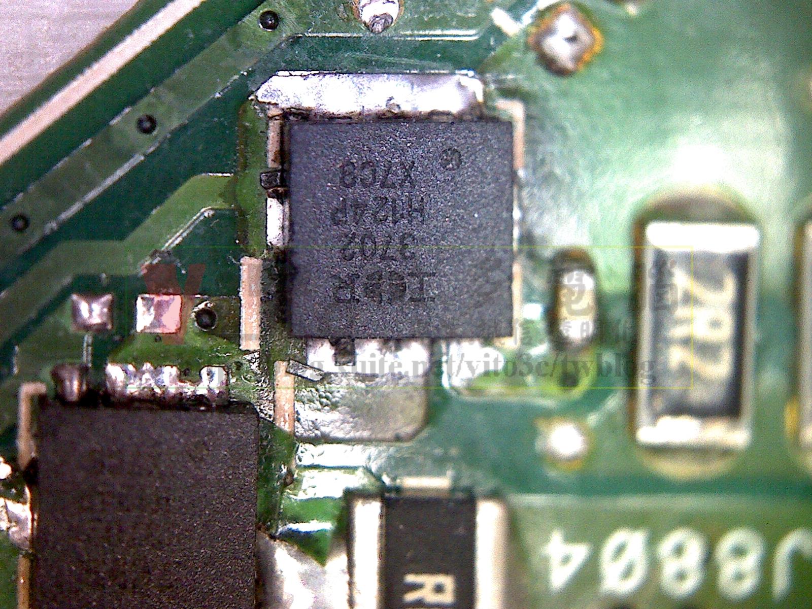 ASUS X550J 突然黑屏關機且有燒焦味,主機板供電燒毀維修實例|台中、彰化筆電維修 ASUS X550J 以顯微鏡檢查焊盤是否有因積碳影響,並確認零件焊接妥當