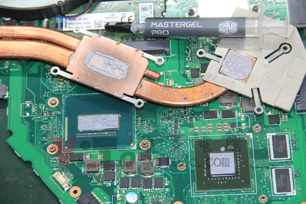ASUS X550J 突然黑屏關機且有燒焦味,主機板供電燒毀維修實例|台中、彰化筆電維修 ASUS X550J 更換全新散熱膏,並壓印是否塗抹均勻