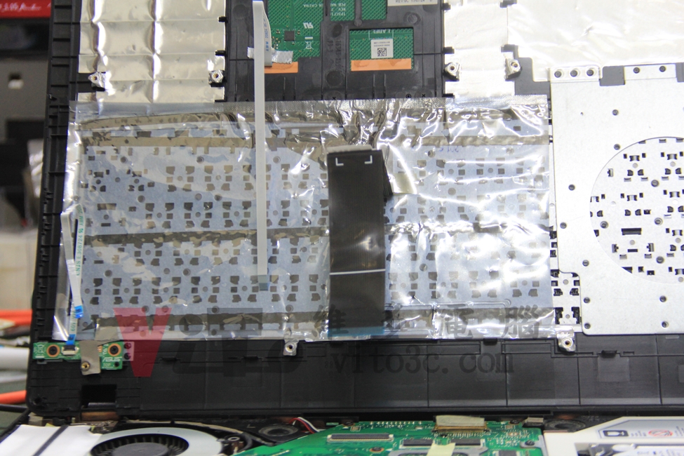 ASUS X550J 突然黑屏關機且有燒焦味,主機板供電燒毀維修實例|台中、彰化筆電維修 ASUS X550J 鍵盤底部以剪裁靜電袋來替代絕緣隔離膜